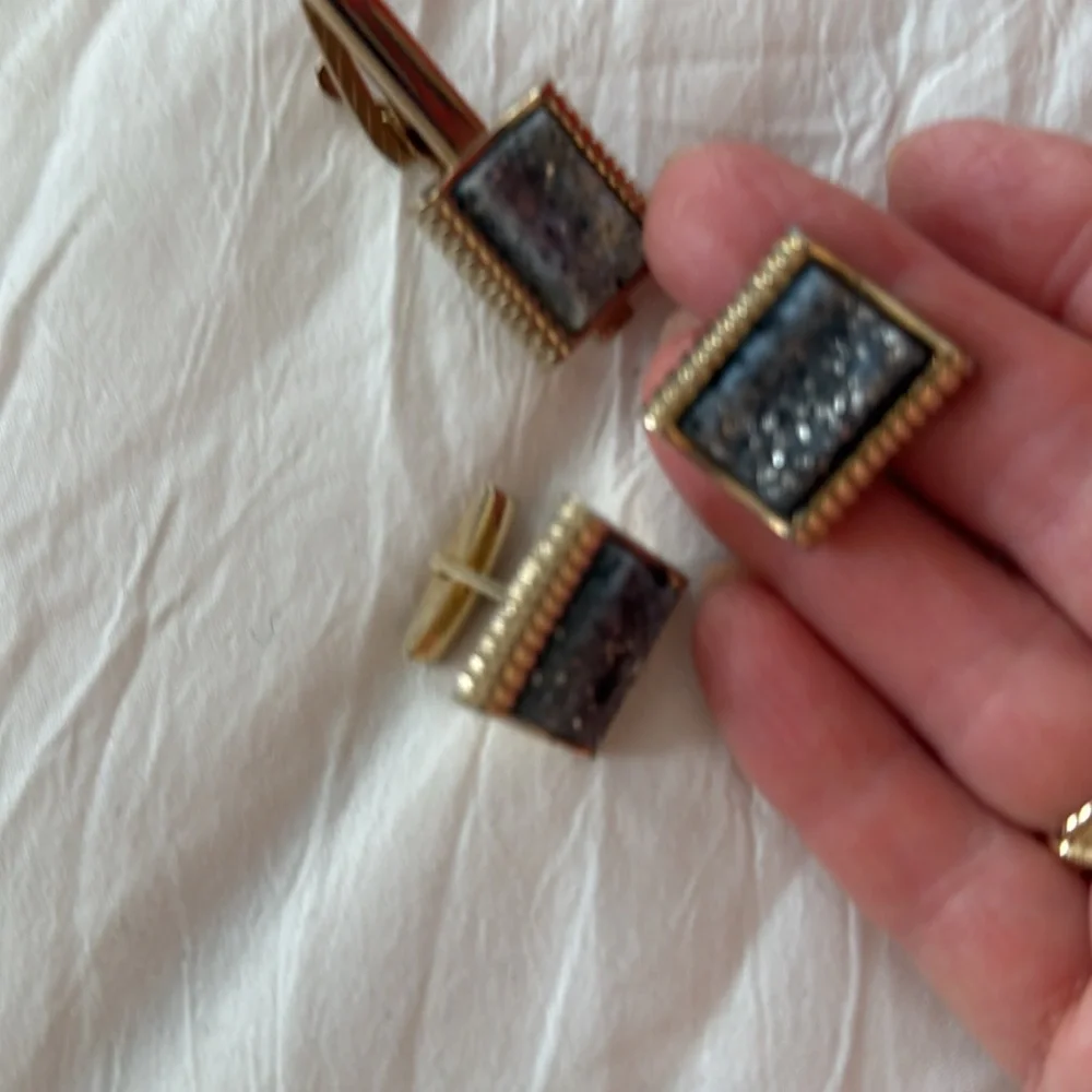 Vintage confetti lucite Gold Tone Cufflinks and Tie Clip